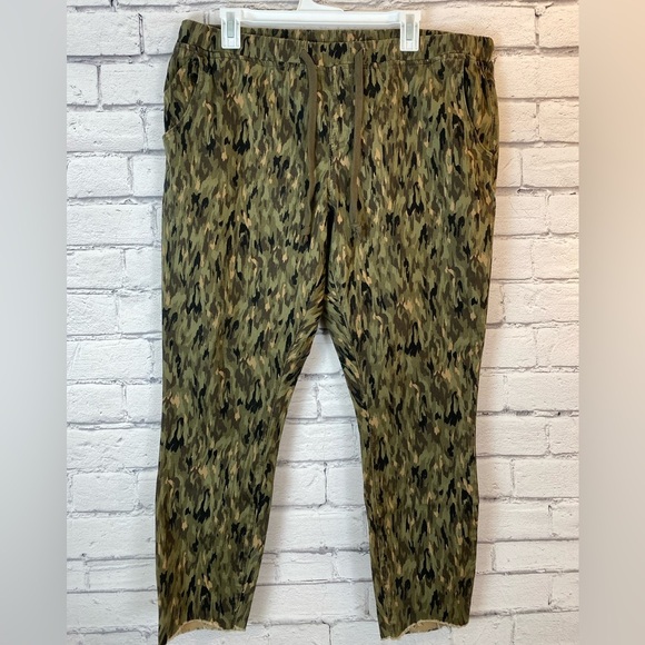 Royalty For Me Camouflage Print Jogger Capris Crop Pants size 1X NWT Plus Size - Picture 2 of 9